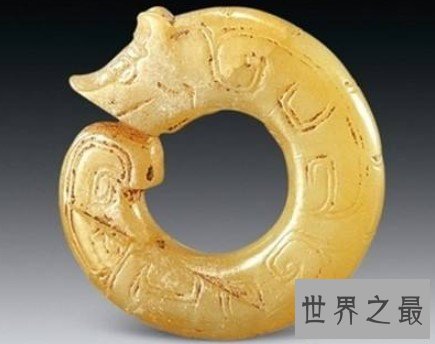 中国现今发掘的最早的玉龙,恰如一条即将出水的巨龙