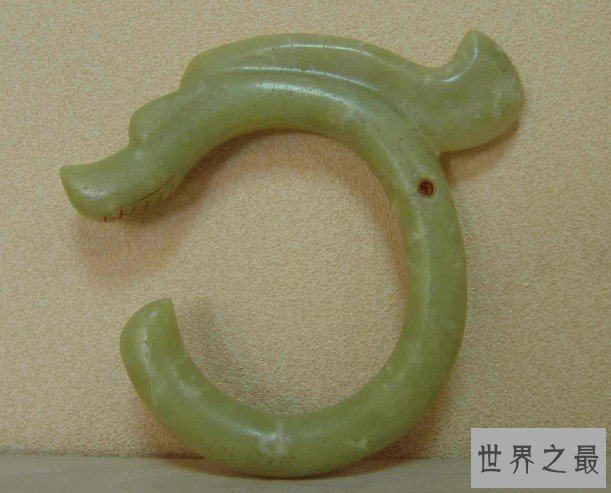 中国现今发掘的最早的玉龙,恰如一条即将出水的巨龙
