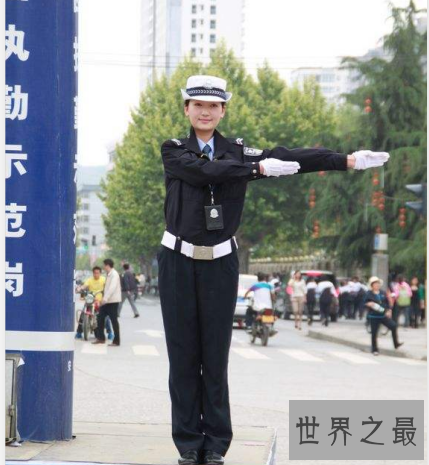 中国最美女交警 别想了有男朋友了