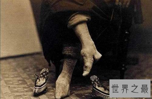 中国史上第一个裹小脚的女人,揭露近千年的畸形美
