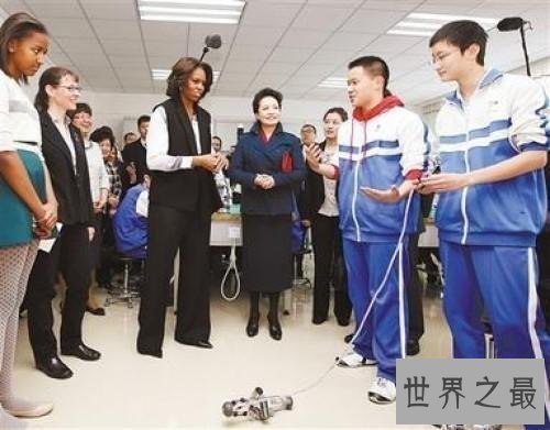 中国丑到爆的奇葩校服,这个校服令学生恐惧。