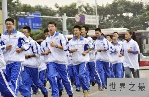 中国丑到爆的奇葩校服,这个校服令学生恐惧。