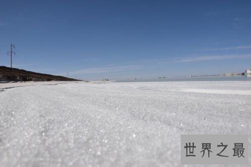 中国最大的盐湖，湖面形成十几米坚硬的盐层！