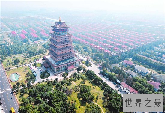 中国最富有的村 家家户户住别墅都有小轿车