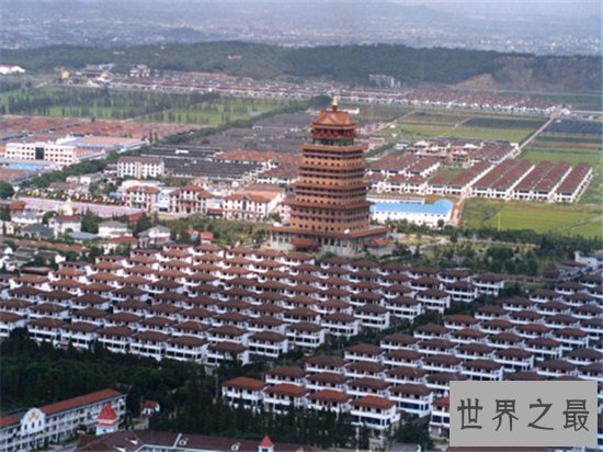 中国最富有的村 家家户户住别墅都有小轿车