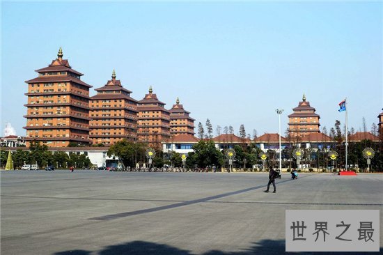 中国最富有的村 家家户户住别墅都有小轿车