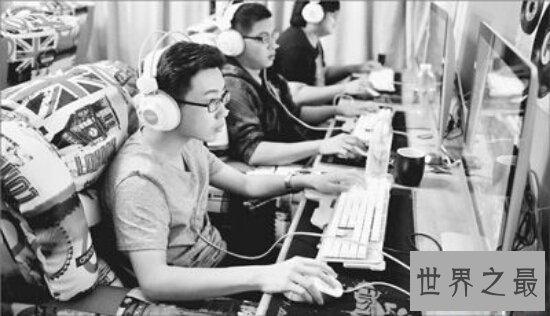 熬夜喝什么好,水是人类最宝贵的东西，可以喝些蜂蜜水