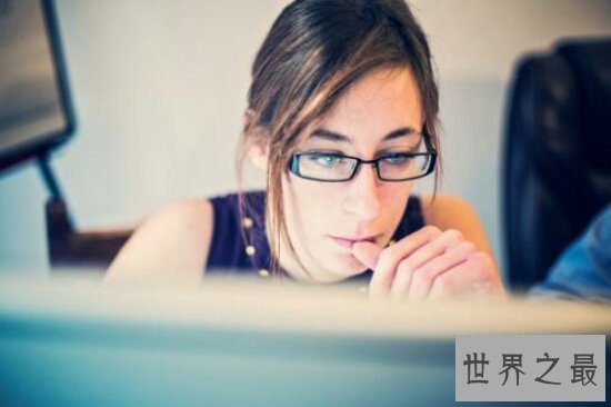 熬夜喝什么好,水是人类最宝贵的东西，可以喝些蜂蜜水