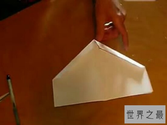 滑翔纸飞机,要求特别的严格，但也是最好叠的一种纸飞机