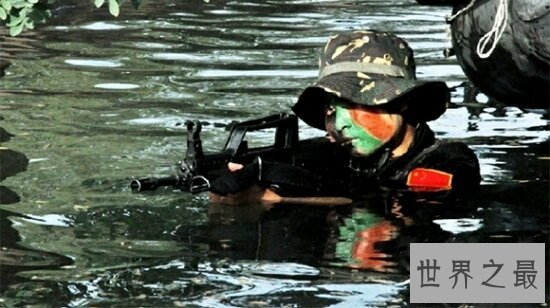 中国特种兵不仅有铁骨铮铮的男子汉，还有巾帼不让须眉的女英雄！