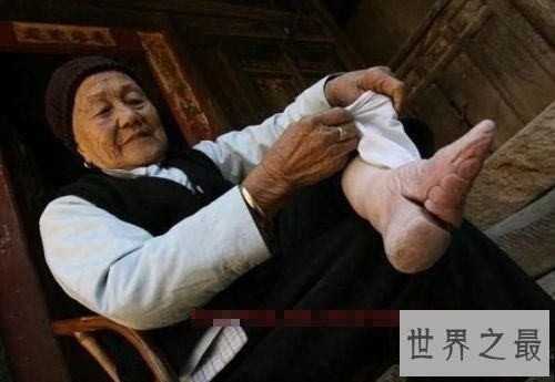 中国第一个缠足的女人,祸害中国千年女性
