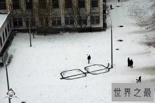 世界十大著名街头艺术作品,班克斯:间谍壁画排第一