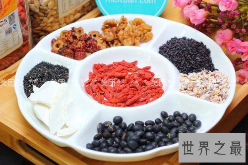 治疗秃顶的十种方法，倒立牛尿洗头你听过没