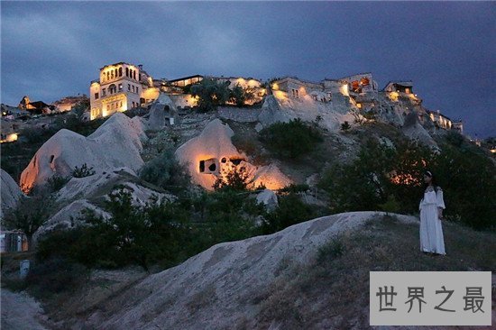 全球十大最奇特的旅游景点，竟然有会发光的海滩！