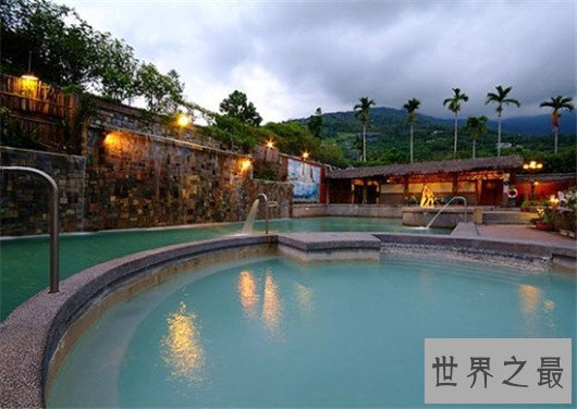 世界十大特色温泉排行榜,火山旁的地狱温泉你敢泡吗