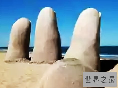 全球十大海滩雕塑排行榜，若隐若现的海蛇像活着的巨蟒一般。