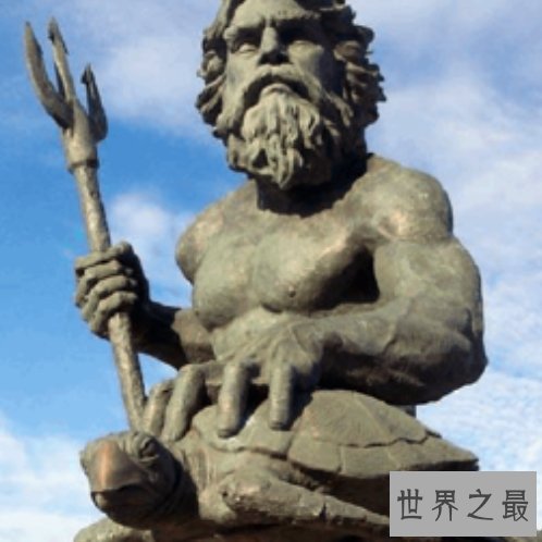 全球十大海滩雕塑排行榜，若隐若现的海蛇像活着的巨蟒一般。