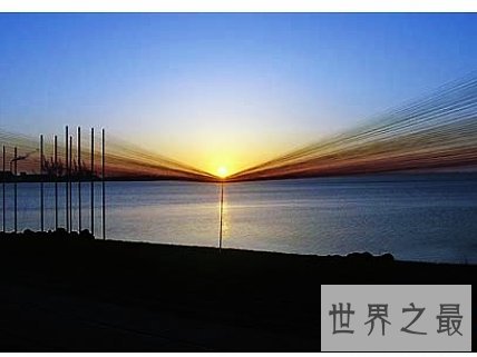 全球十大海滩雕塑排行榜，若隐若现的海蛇像活着的巨蟒一般。