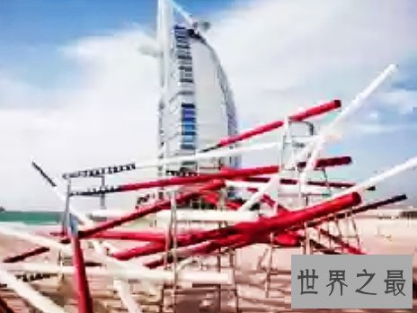 全球十大海滩雕塑排行榜，若隐若现的海蛇像活着的巨蟒一般。