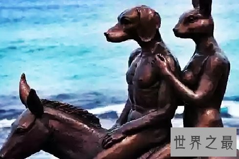 全球十大海滩雕塑排行榜，若隐若现的海蛇像活着的巨蟒一般。