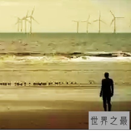 全球十大海滩雕塑排行榜，若隐若现的海蛇像活着的巨蟒一般。