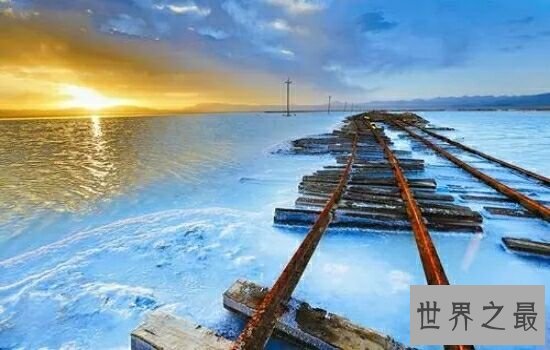 全球十大最美湖泊排行榜，美丽的贝加尔湖排名第一。