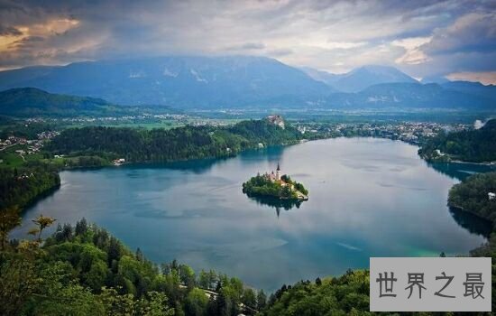 全球十大最美湖泊排行榜，美丽的贝加尔湖排名第一。
