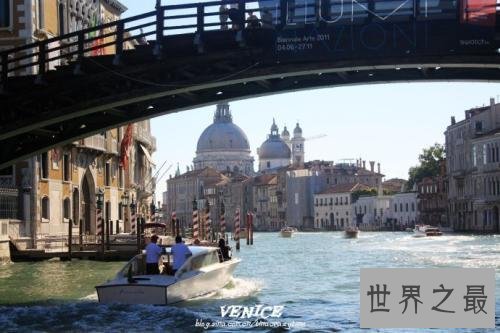 世界十大最具魅力岛屿，巴厘岛错落有致的稻田很美。