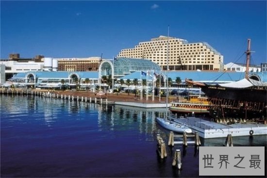 全球十大最幸福国家第一位，人们悠闲地在阳光下看书睡觉