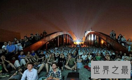 全球最唯美十大露天电影院，边洗澡边看电影？