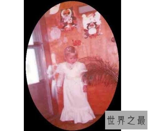 世界十大灵异照片,照相机拍下看不见的人(背后有鬼)