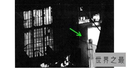 世界十大灵异照片,照相机拍下看不见的人(背后有鬼)