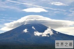 十大奇异云彩景观盘点，帽子云从山顶上＂长＂出来