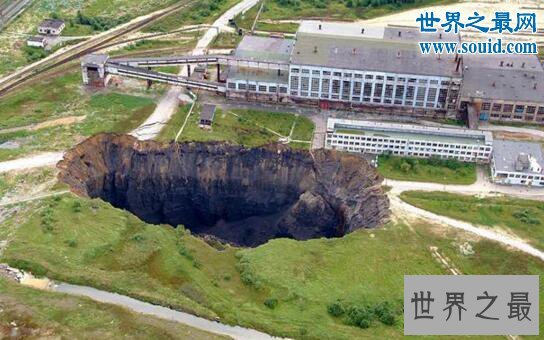 世界十大天坑，街头惊现数米深坑(尸骨无存)