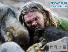 世界十大人兽同居事件，动物学家和狮子一起游泳