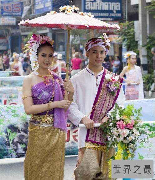 世界十大奇葩女性风俗,成年女儿陪父亲沐浴