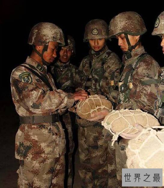 全球十大最疯狂的军事训练,美国海军生喝蛇血