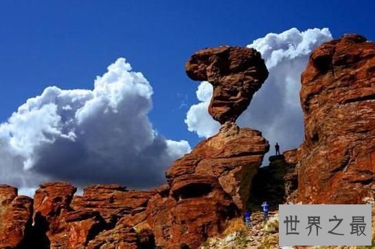 世界十大奇石,摇摇欲坠千百年依然竖立