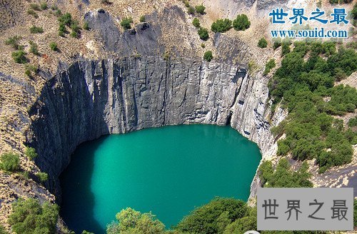 世界十大最恐怖最美的巨坑,天坑燃烧40年不灭