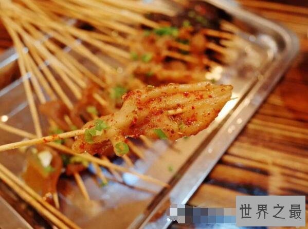 中国十大禁菜之烤鸭掌，活鸭在炙热铁板上跳舞至烤熟