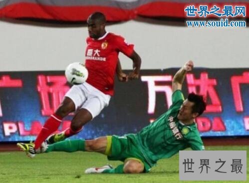 中国足球十大恶人，李玮锋一年半狂领6张红牌