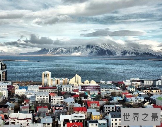 世界上最安全的国家,警察在大街上闲着没事喂鸽子