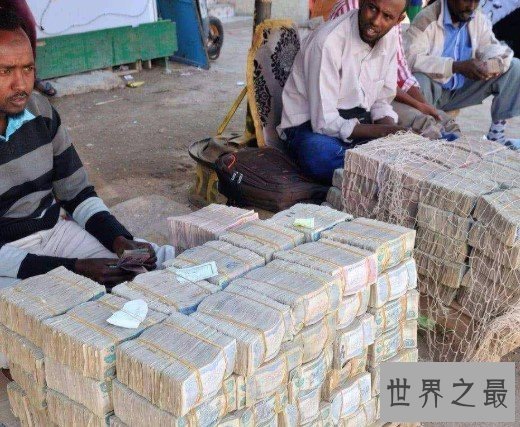 世界上最便宜的货币,一麻袋钱只能买一件普通衣服