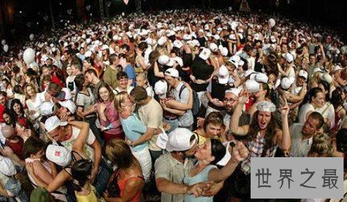 世界上接吻最快的人,30秒内吻42人