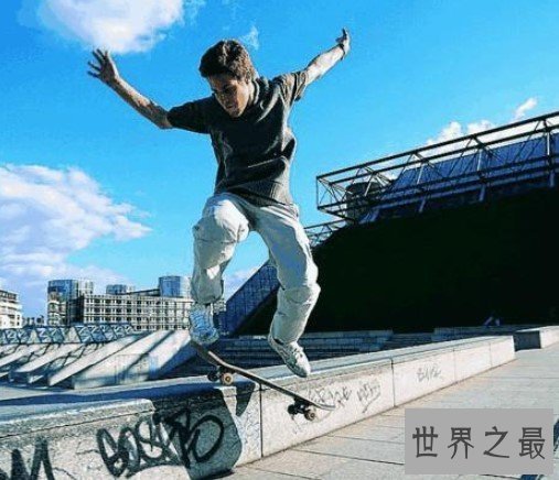 世界上玩滑板速度最快的人,时速竟然达到130公里,远超汽车!