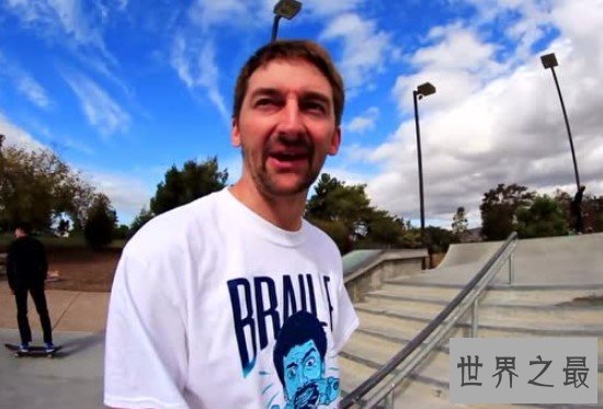 世界上玩滑板速度最快的人,时速竟然达到130公里,远超汽车!