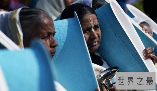 最强印度人上厕所不用纸，而是直接用手擦屁股，天哪！