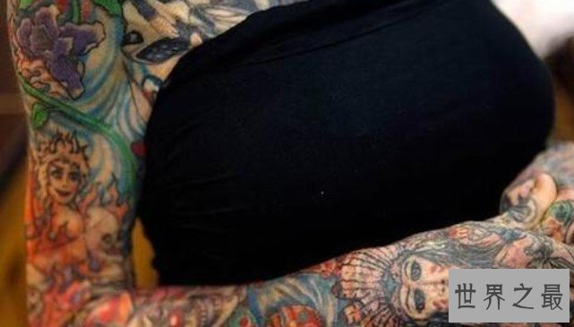 世界上纹身最多的女人，全身95%的皮肤都被纹身覆盖
