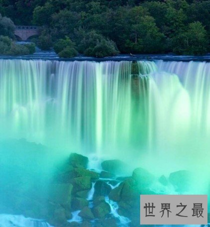 世界第一大跨国瀑布，白天黑夜景色大不相同