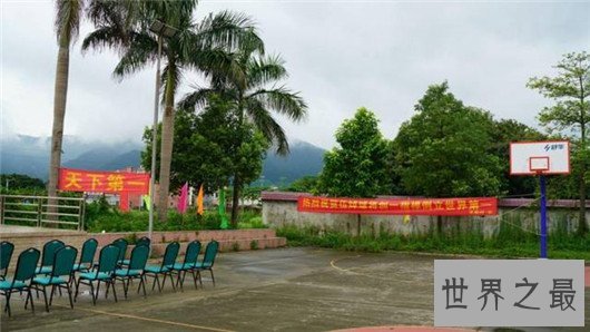 世界上只用大拇指倒立时间最长的人,和你在站立时间一样长
